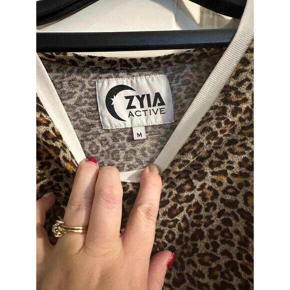 Zyia Active wear Long sleeve tan Leopard print crew neck top w/ ribbed trim sz M - Picture 3 of 4